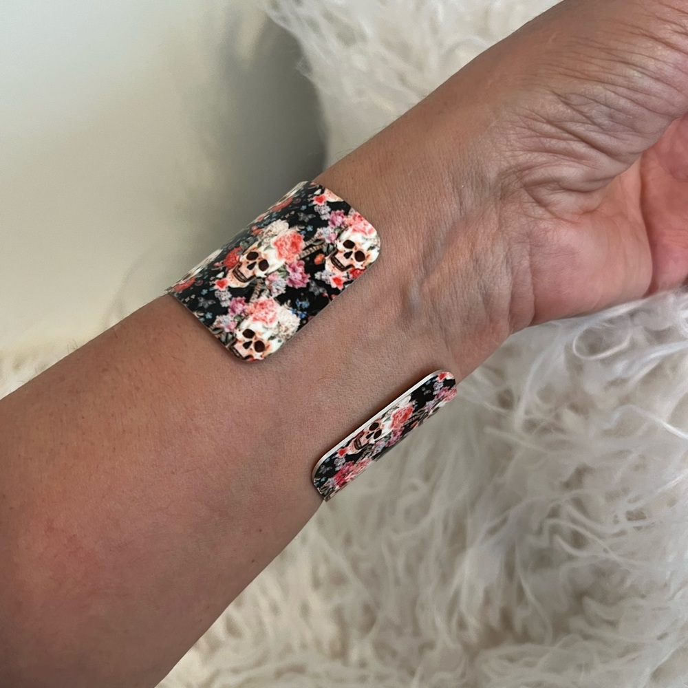 ✅Floral Skull Patterned Cuff Bracelet - Picture 2 of 2